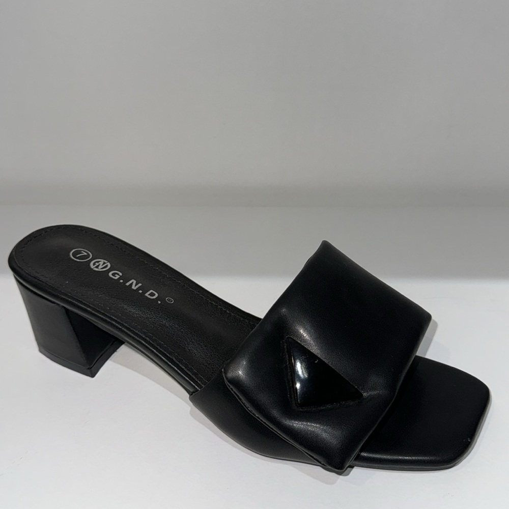 BLACK TRIANGLE CUSHION HEELS